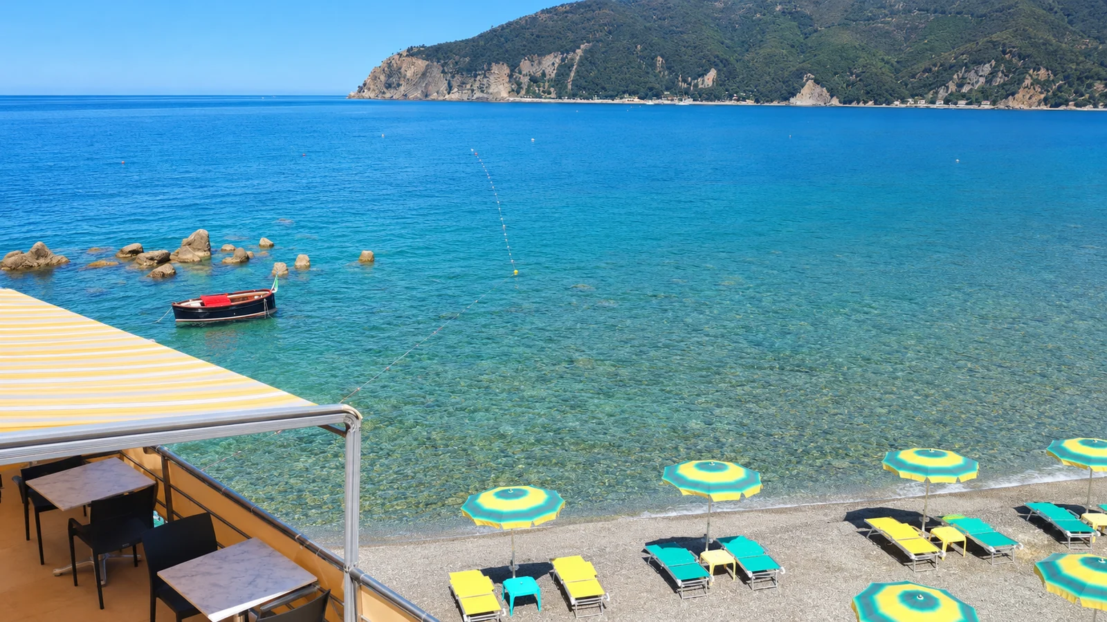 Mare cristallino e lettini sulla spiaggia di OBLO' a Moneglia