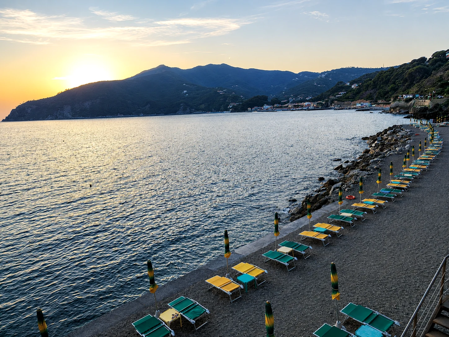 Vista al tramonto dalla terrazza di OBLO' sulla baia di Moneglia