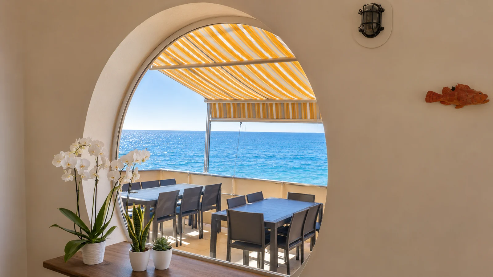 Sala ristorante OBLO' con oblò e terrazza sul mare
