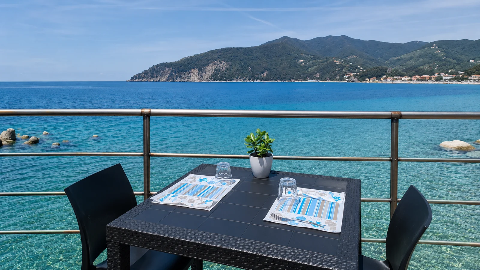 Tavolo sulla terrazza OBLO' con mare cristallino sullo sfondo