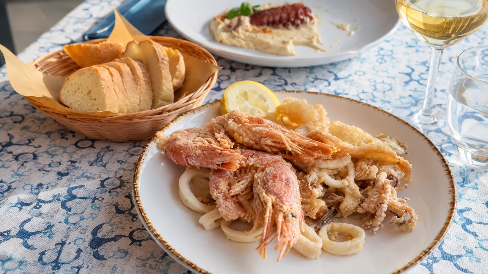Fritto di mare servito al ristorante OBLO'