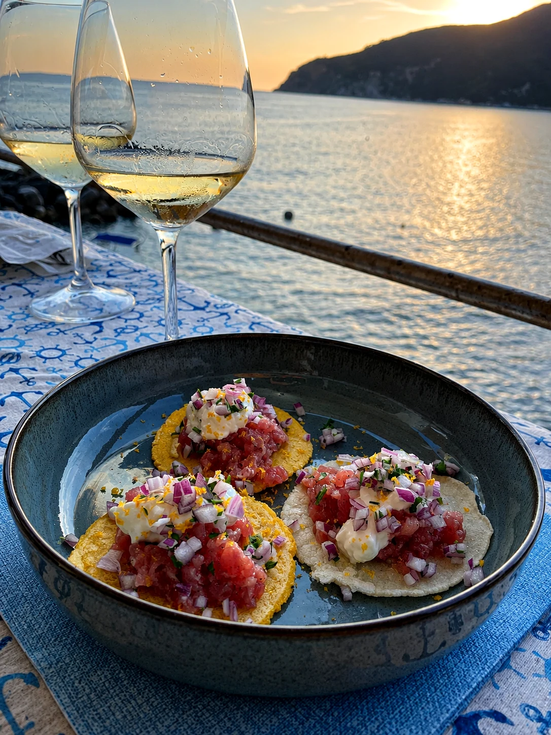 Tacos di tonno con calici di vino e tramonto sul mare da OBLO'