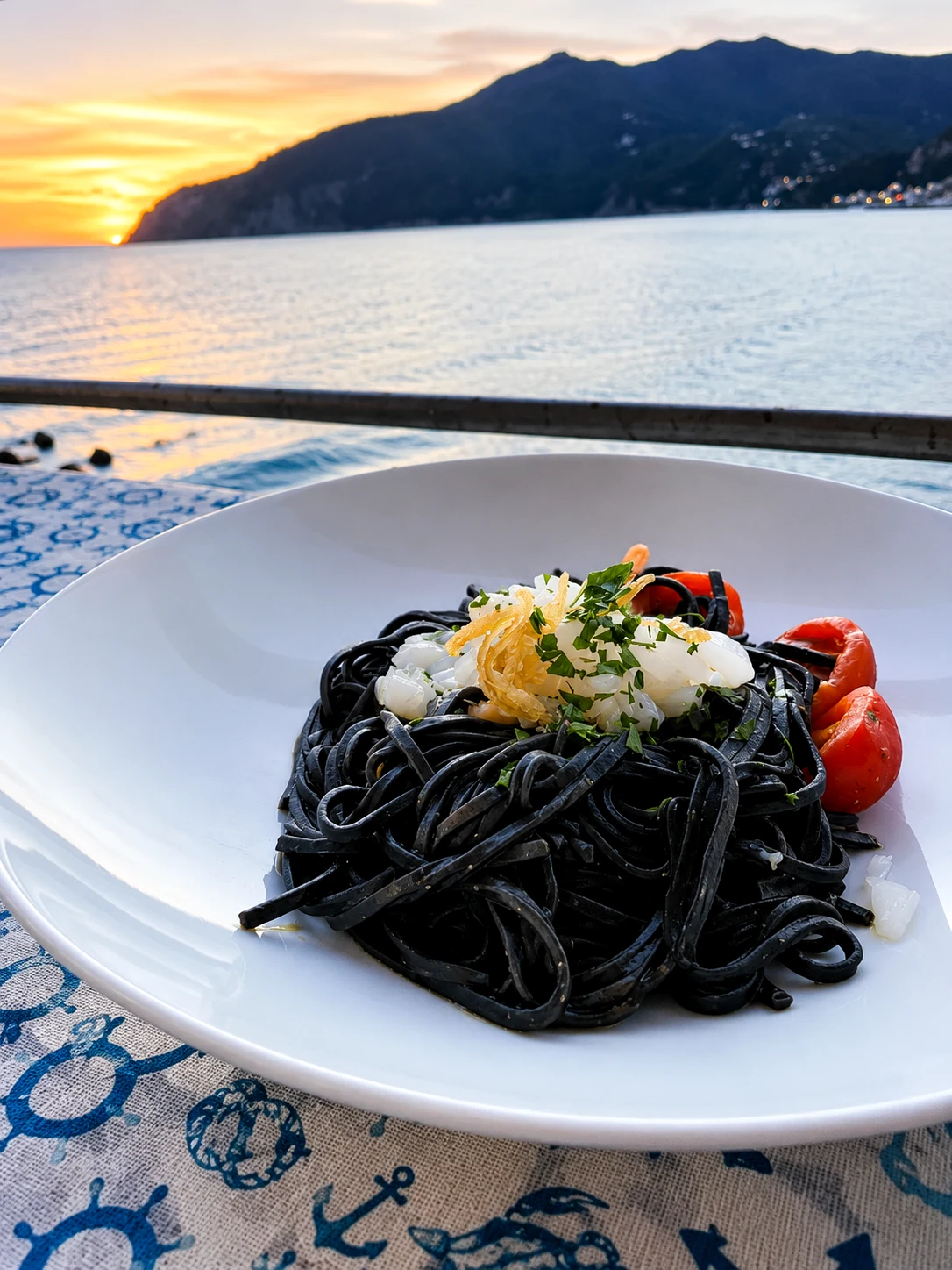 Tagliolini neri di mare con tramonto sulla Riviera Ligure