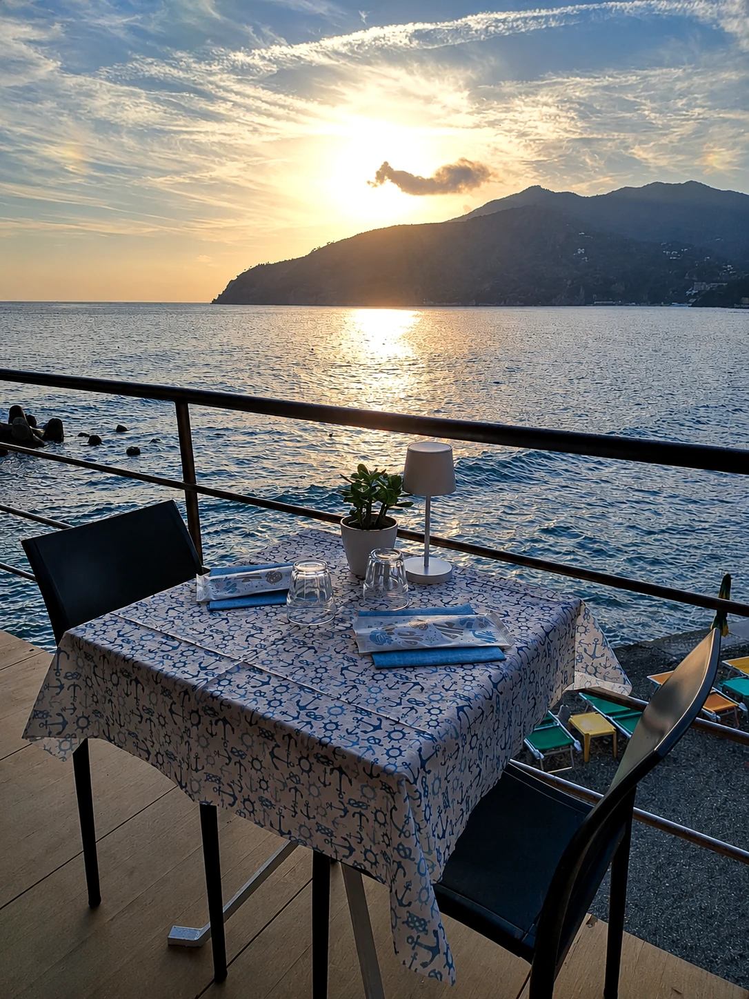 Tavola apparecchiata vista mare al ristorante OBLO'